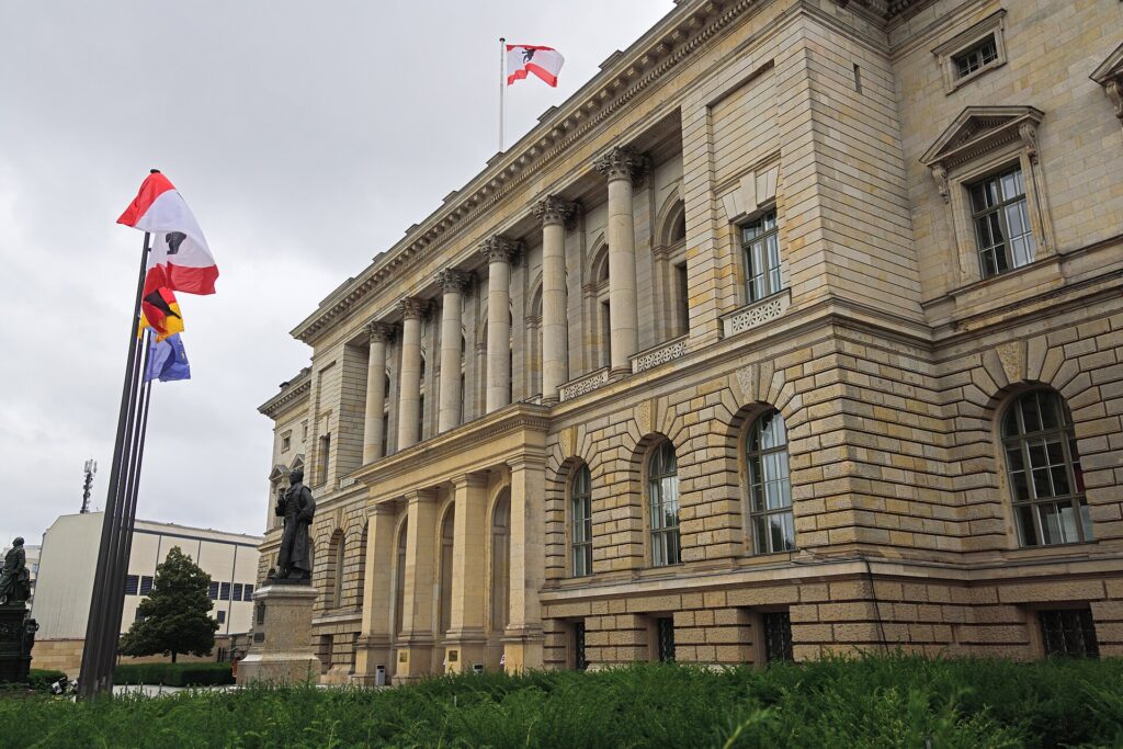 Das Abgeordnetenhaus von Berlin in der Niederkirchnerstraße mit Berlin-Flagge