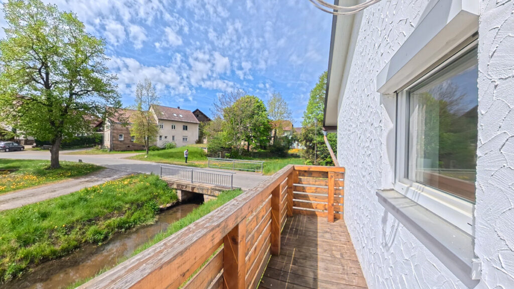 Balkon einer Wohnung aus dem Bestand der Agentur bei Tageslicht