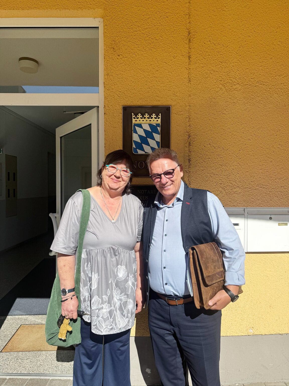 Markus Kulka mit einer Verkäuferin vor dem Notariat