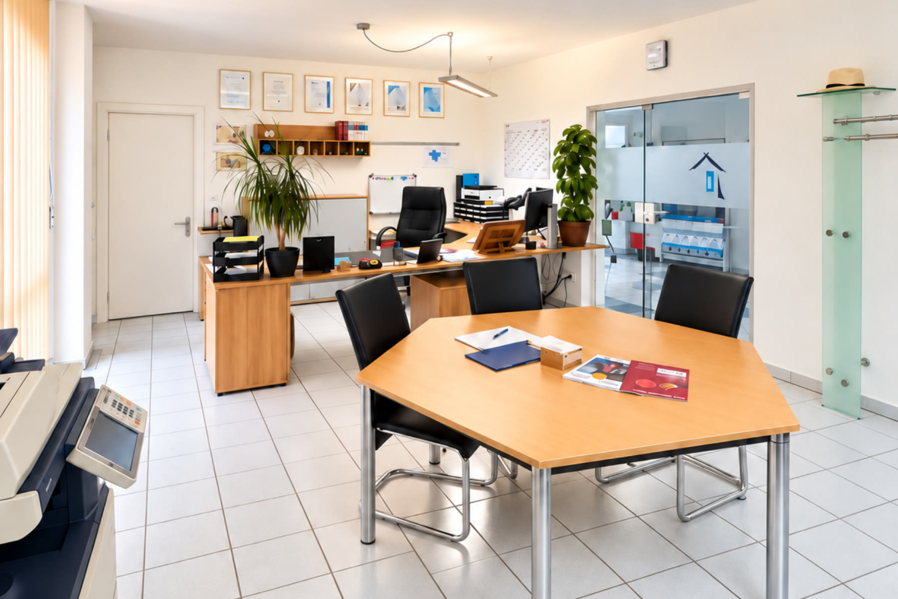 Besprechungstisch und Arbeitsplatz im Büro der Bayreuther Immobilien Agentur Kulka