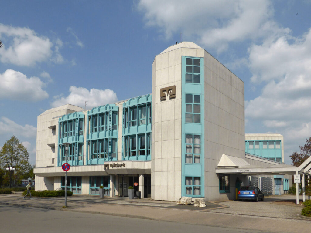 Gebäude der Volksbank Braunschweig Wolfsburg in Wolfsburg, Am Mühlengraben, mit Volksbank-Schriftzug über dem Eingang